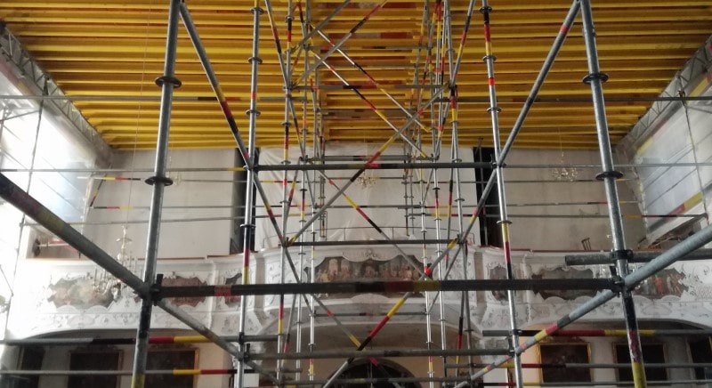 Gerüst in der Kirche